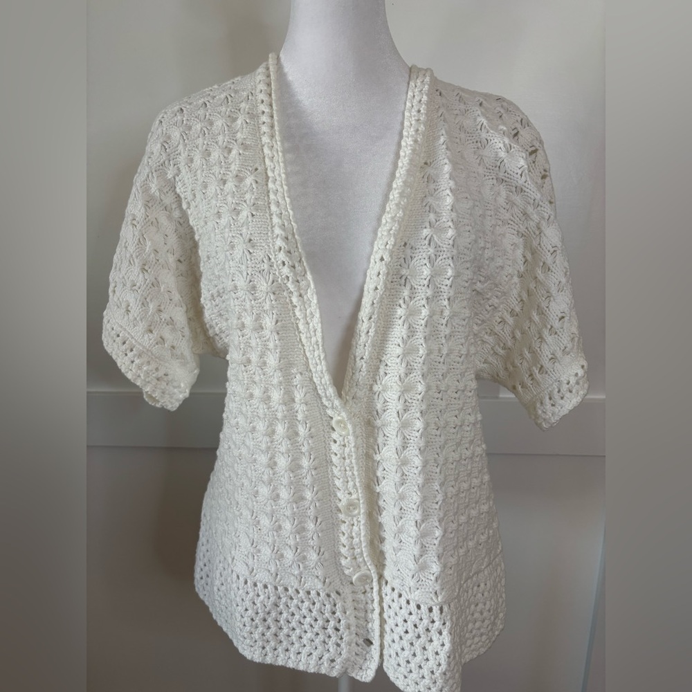 Chic White Knit Women's Cardigan size large in excellent condition